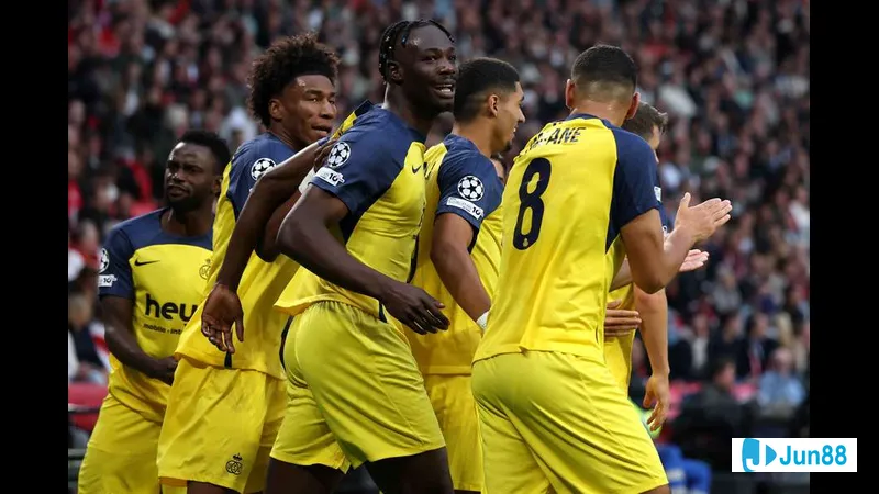 Các cầu thủ Kairat Almaty và Zhenis tạo ra cơ hội ghi bàn trong trận đấu gay cấn