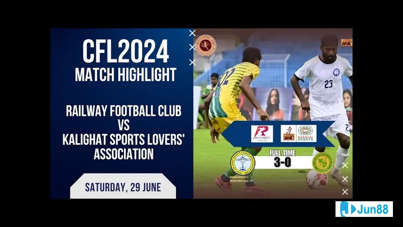 Các cầu thủ Kalighat và Railway đang tranh chấp quả bóng trên sân cỏ Các cầu thủ Kalighat và Railway đang tranh chấp quả bóng trên sân cỏ