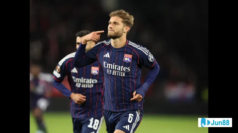 Cầu thủ Lyon vượt qua cầu thủ Salzburg bằng kỹ thuật đi bóng tinh tế Cầu thủ Lyon vượt qua cầu thủ Salzburg bằng kỹ thuật đi bóng tinh tế