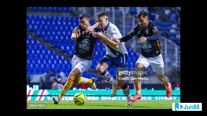 Cầu thủ Puebla và Pachuca tranh chấp bóng trên sân cỏ Cầu thủ Puebla và Pachuca tranh chấp bóng trên sân cỏ