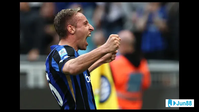 Cầu thủ của Inter vượt qua phòng ngự của Cremonese trong trận đấu Cầu thủ của Inter vượt qua phòng ngự của Cremonese trong trận đấu