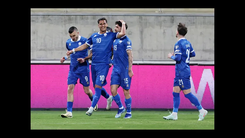 Cầu thủ của San Marino chống đỡ trước sức ép của cầu thủ Đảo Síp trong trận đấu Cầu thủ của San Marino chống đỡ trước sức ép của cầu thủ Đảo Síp trong trận đấu