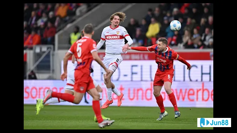 Cầu thủ Stuttgart vượt qua cầu thủ Heidenheim với tốc độ và kỹ thuật cá nhân xuất sắc Cầu thủ Stuttgart vượt qua cầu thủ Heidenheim với tốc độ và kỹ thuật cá nhân xuất sắc