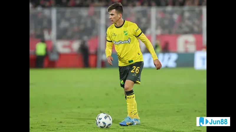 Cầu thủ của Tigre và Defensa y Justicia tranh chấp bóng trên sân cỏ Cầu thủ của Tigre và Defensa y Justicia tranh chấp bóng trên sân cỏ