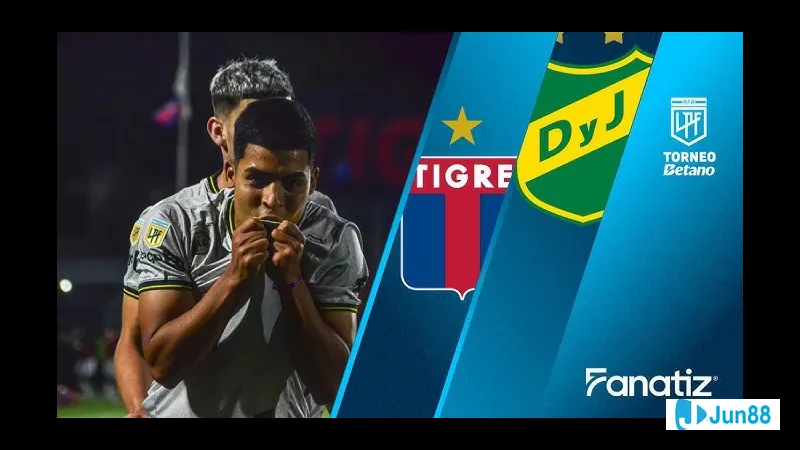 Cầu thủ của Tigre đang cố gắng cản phá cú sút của cầu thủ Defensa y Justicia Cầu thủ của Tigre đang cố gắng cản phá cú sút của cầu thủ Defensa y Justicia