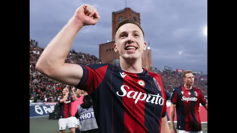 Cầu thủ của Bologna vượt qua cầu thủ Cremonese trên sân cỏ