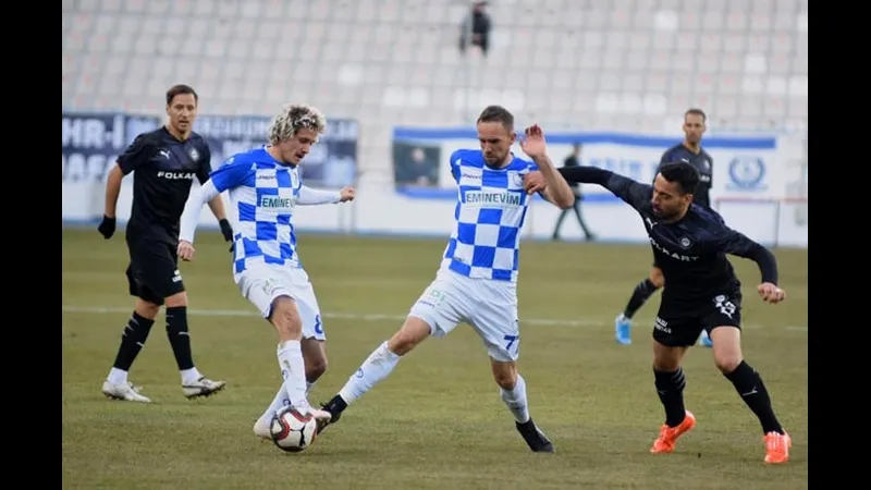 Cầu thủ của Sariyer đang nỗ lực vượt qua hậu vệ của Bandirmaspor trong trận đấu Cầu thủ của Sariyer đang nỗ lực vượt qua hậu vệ của Bandirmaspor trong trận đấu