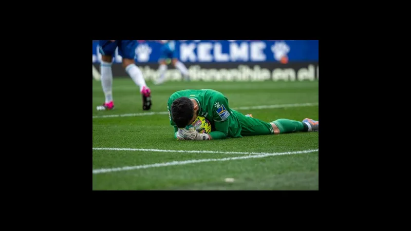 Cầu thủ của Baleares với nỗ lực cản phá cú sút từ xa của cầu thủ của Espanyol