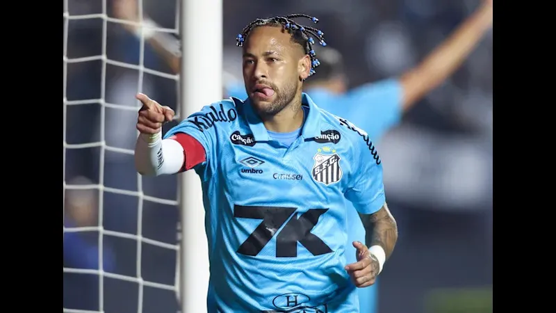 Cầu thủ Santos cố gắng giữ bóng trong sự áp đảo của cầu thủ Juventude