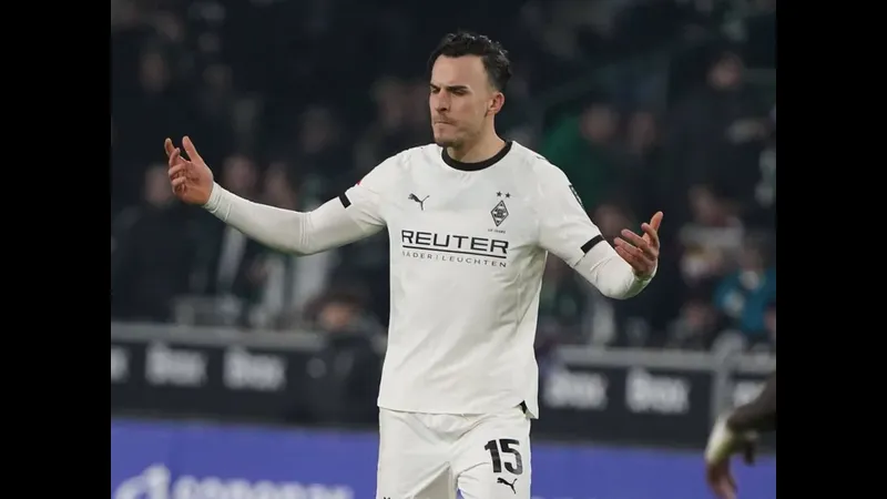 Cầu thủ của Monchengladbach vượt qua cầu thủ St. Pauli trong trận đấu bóng đá Cầu thủ của Monchengladbach vượt qua cầu thủ St. Pauli trong trận đấu bóng đá