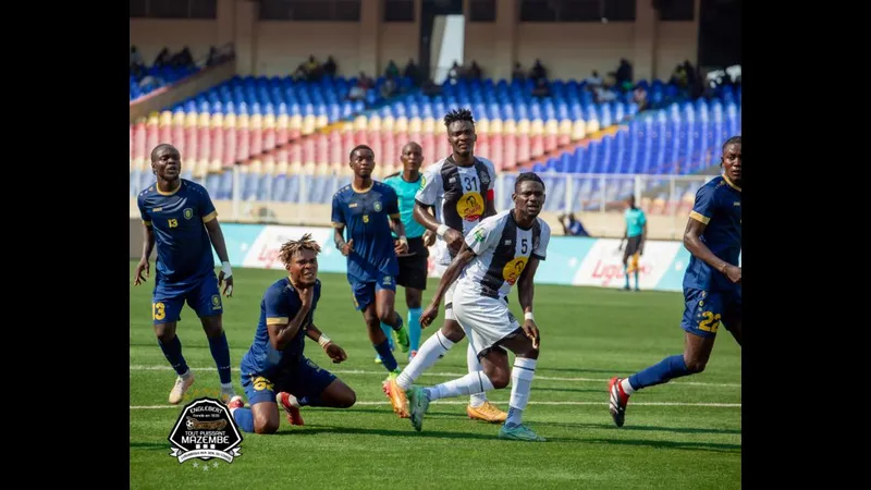 Cầu thủ Tanganyika và Malole đấu nhau trên sân cỏ Cầu thủ Tanganyika và Malole đấu nhau trên sân cỏ