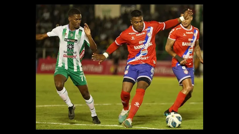 Cầu thủ của Xelaju vượt qua cầu thủ Antigua bằng kỹ thuật đi bóng tinh tế. Cầu thủ của Xelaju vượt qua cầu thủ Antigua bằng kỹ thuật đi bóng tinh tế.